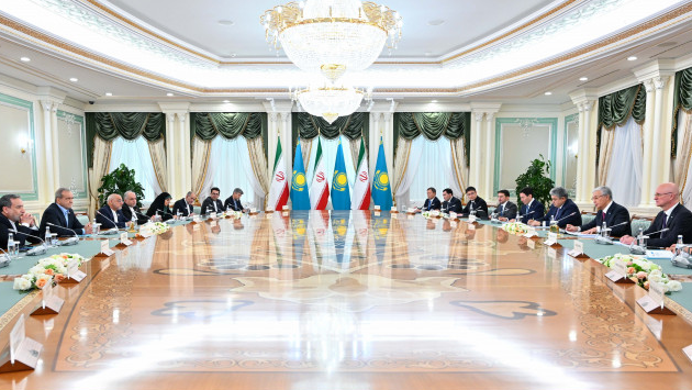 Президенты Казахстана и Ирана провели переговоры в расширенном составе