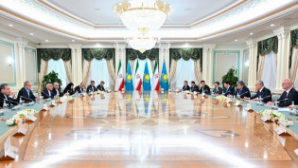 Президенты Казахстана и Ирана провели переговоры в расширенном составе