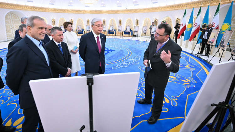 Президенты осмотрели выставку найденных в архивах Ирана древних рукописей, содержащих сведения по истории Казахстана