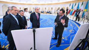 Президенты осмотрели выставку найденных в архивах Ирана древних рукописей, содержащих сведения по истории Казахстана