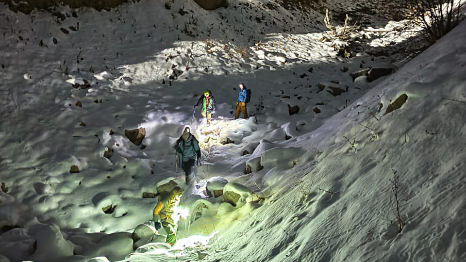 Спасатели оказали помощь двум туристам в горах Алматинской области