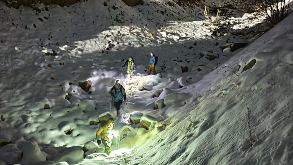 Спасатели оказали помощь двум туристам в горах Алматинской области