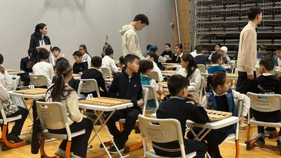 Турнир по тоғызқұмалақ среди детей и ветеранов прошел в Астане ко Дню Независимости