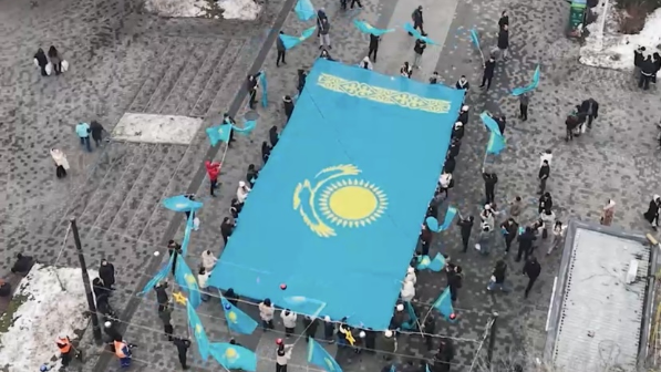 Молодежь Алматы организовала патриотический флешмоб ко Дню Независимости РК 