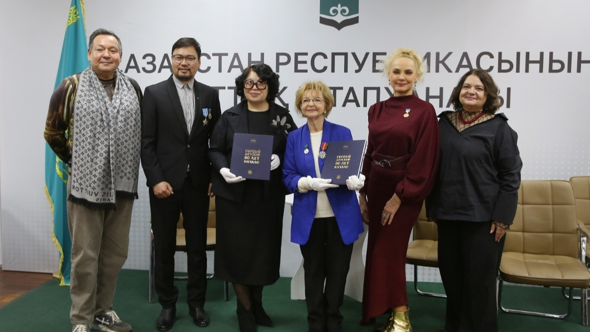 В преддверии Дня Независимости в Алматы презентовали книгу об истории ТЮЗа 