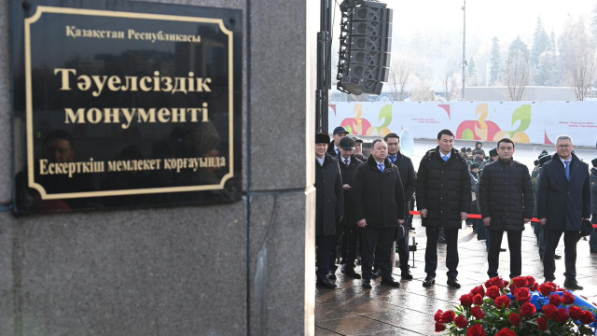 Аким Алматы возложил цветы к монументу «Тәуелсіздік»