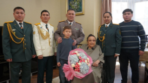 В Алматы военнослужащие с оркестром поздравили Бибигуль Тулегенову с днем рождения