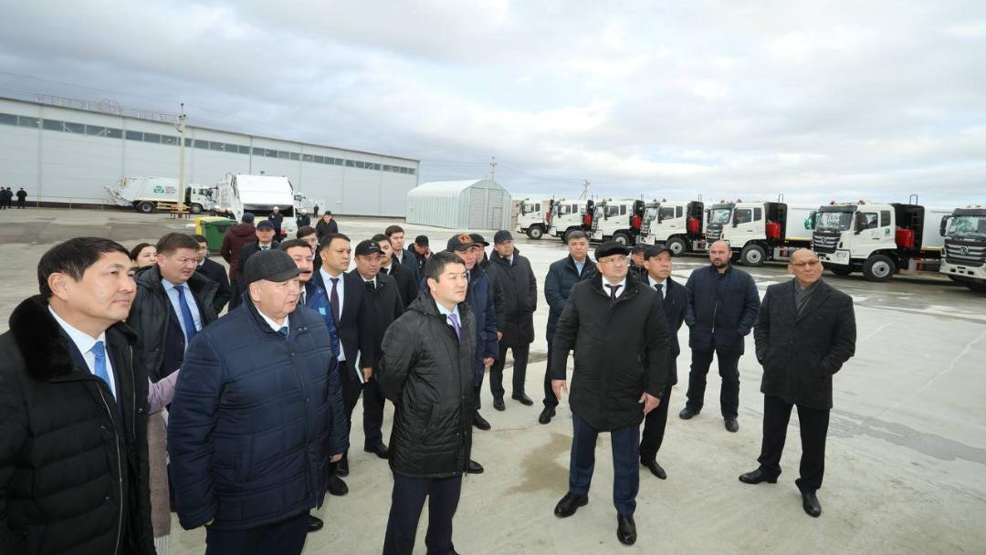 «Таза Қазақстан»: аким Мангистауской области ознакомился с новой техникой для вывоза мусора