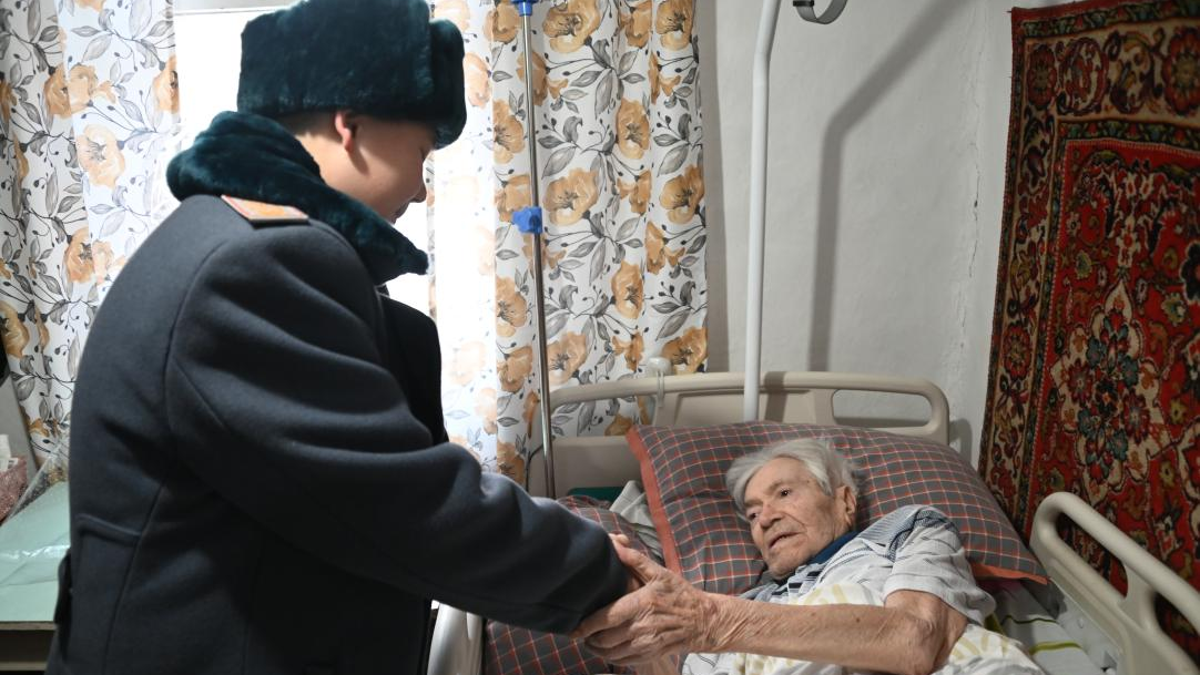 В Караганде военные поздравили ветерана Великой Отечественной войны с вековым юбилеем