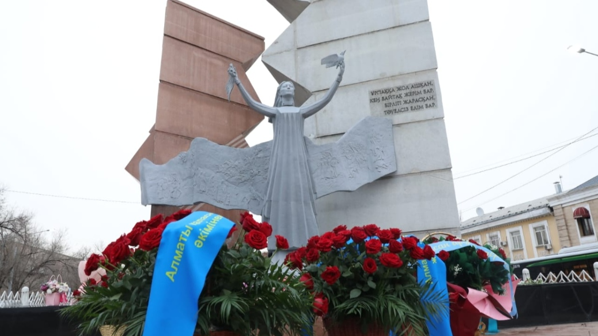 В Алматы возложили цветы к памятнику "Рассвет Независимости"