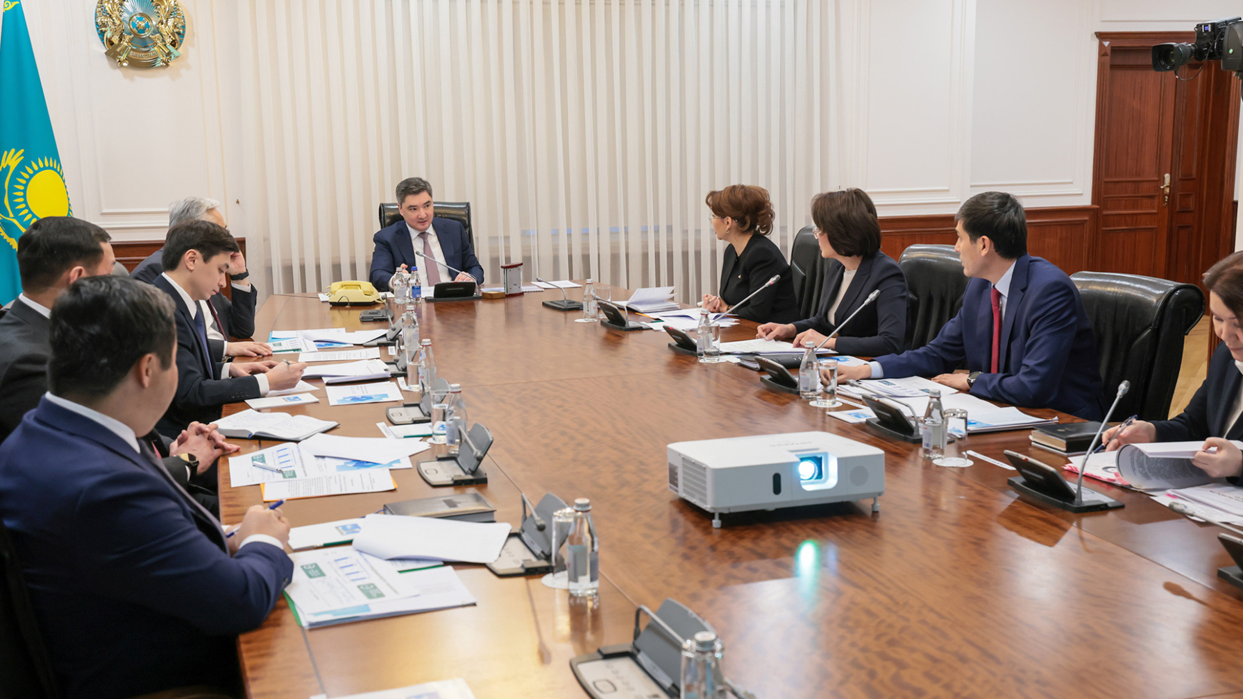 Олжас Бектенов провел совещание по вопросам финансовой грамотности и цифровизации сферы здравоохранения