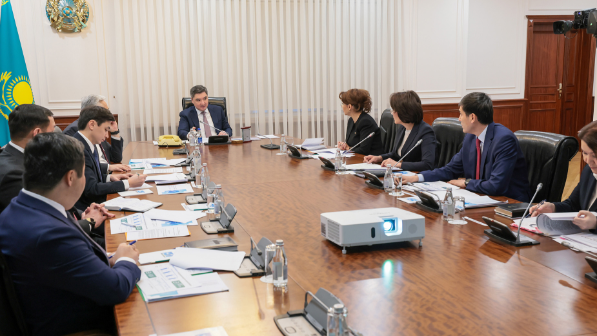Олжас Бектенов провел совещание по вопросам финансовой грамотности и цифровизации сферы здравоохранения