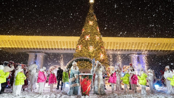 Алматы одновременно зажжет огни новогодних елок во всех районах