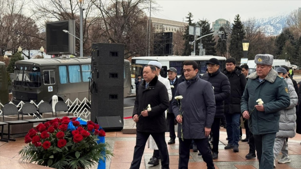В Алматы возложили цветы к памятнику "Рассвет Независимости"