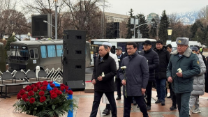 В Алматы возложили цветы к памятнику "Рассвет Независимости"