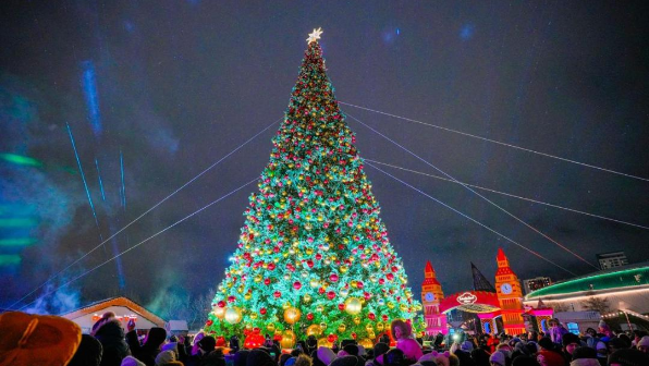 Более 40 новогодних елок одновременно зажгли в Астане