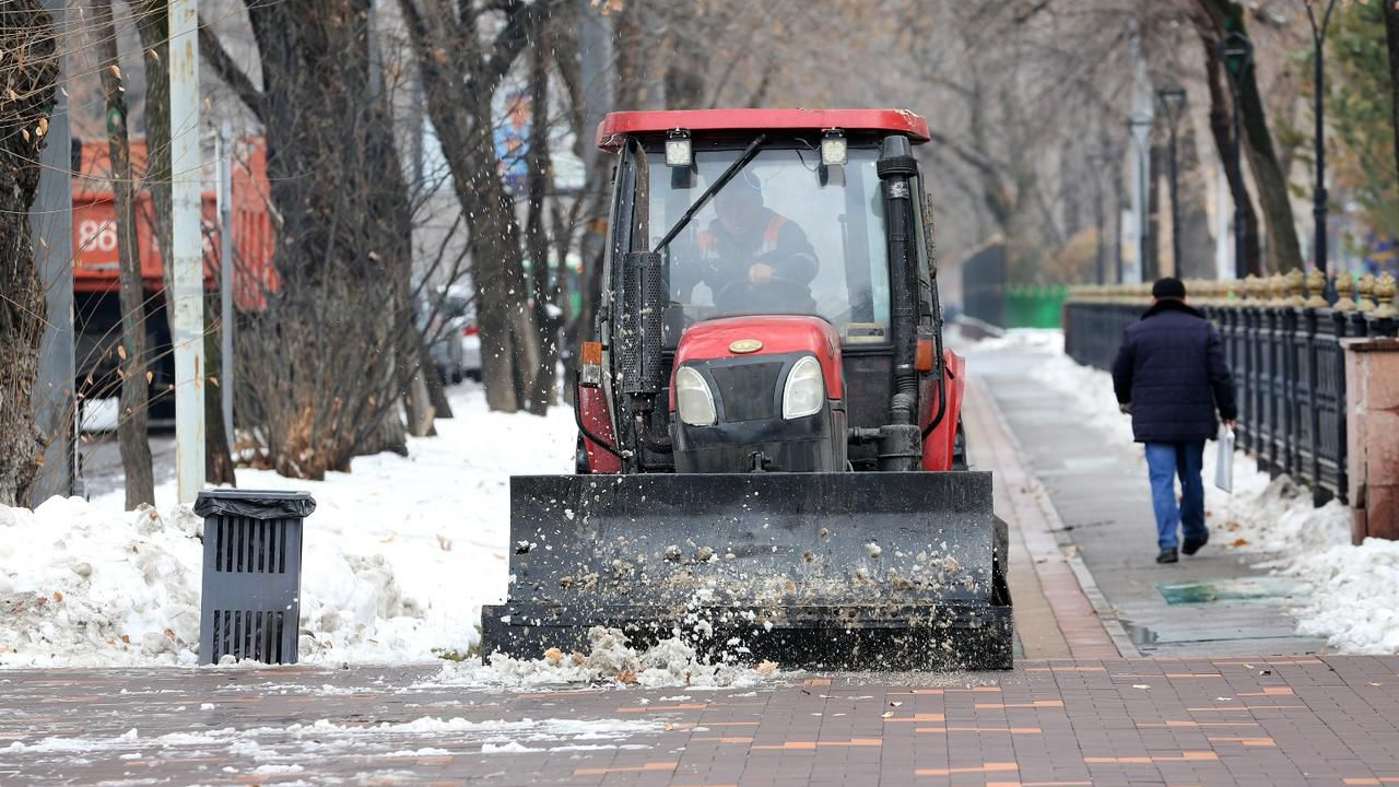 Коммунальные службы Алматы продолжают уборку города после снегопада