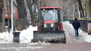 Коммунальные службы Алматы продолжают уборку города после снегопада