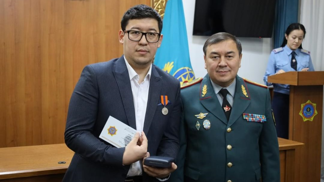 Житель Астаны награжден за спасение человека, провалившегося под лед