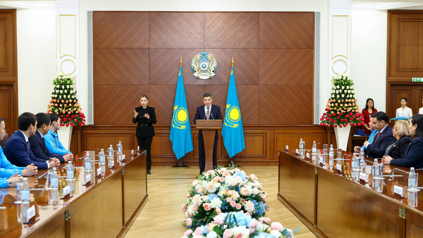 От имени Президента Олжас Бектенов вручил государственные награды призерам и тренерам XXV Летних Сурдлимпийских игр