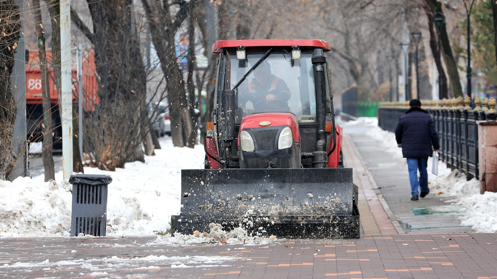 В Алматы будет усилена готовность коммунальных служб к новогодним праздникам