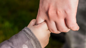 Годовалая гражданка РК возвращена из Великобритании: девочка воссоединилась с отцом и бабушкой