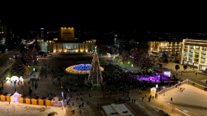 В Семее зажгли огни новогодней елки