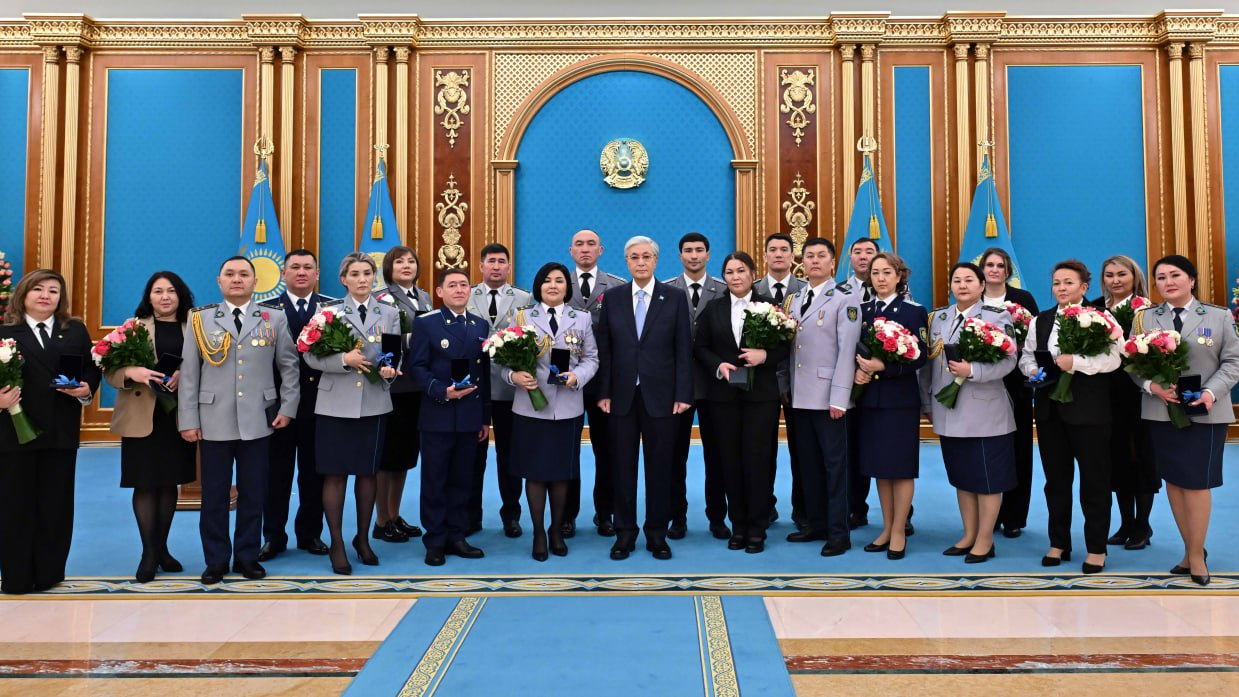 Глава государства вручил ключи от квартир сотрудникам правоохранительных и силовых органов