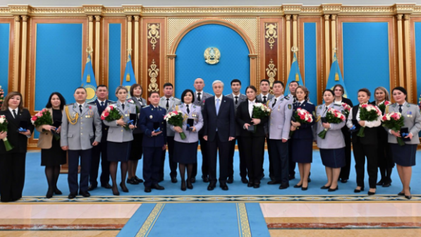 Глава государства вручил ключи от квартир сотрудникам правоохранительных и силовых органов