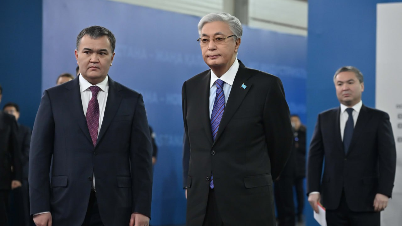 Глава государства осмотрел выставку предприятий обрабатывающей промышленности