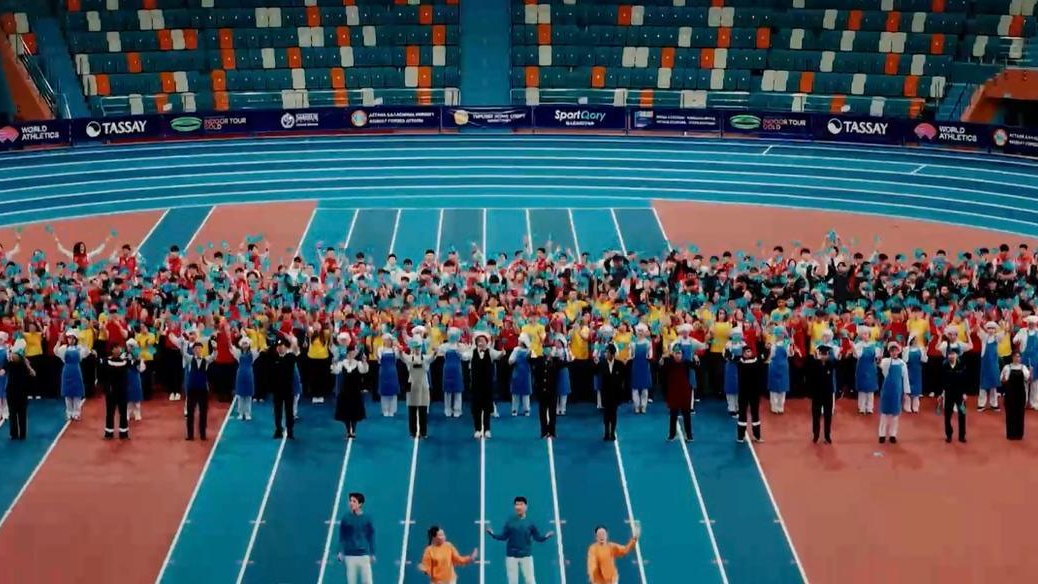 В Астане более двух тысяч студентов колледжей приняли участие во флешмобе в честь завершения Года рабочих профессий