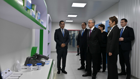 Глава государства ознакомился с деятельностью фармацевтических предприятий Жамбылской области