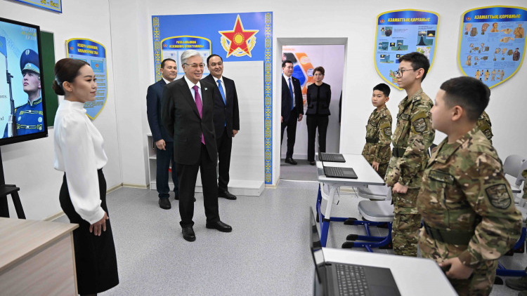 Глава государства посетил специализированную военную школу-интернат в Таразе