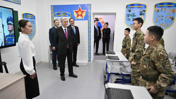 Глава государства посетил специализированную военную школу-интернат в Таразе