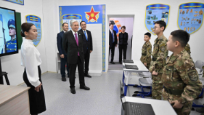 Глава государства посетил специализированную военную школу-интернат в Таразе
