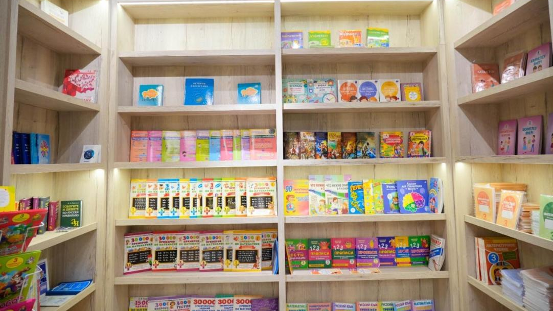 В Астане школам и библиотекам вручили цифровые учебные станции, работающие без интернета