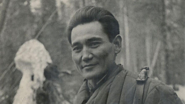 Бауыржан Момышулы посмертно удостоен звания «Халық қаһарманы»