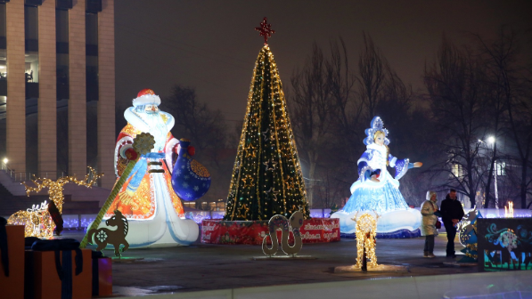 Новый год на Панфилова: иммерсивное шоу, эко-ёлки и праздничное настроение Алматы