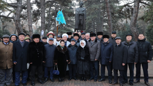 В Алматы прошла церемония возложения цветов к памятнику Народного героя Бауыржана Момышулы