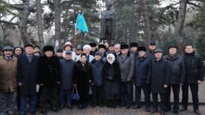 В Алматы прошла церемония возложения цветов к памятнику Народного героя Бауыржана Момышулы
