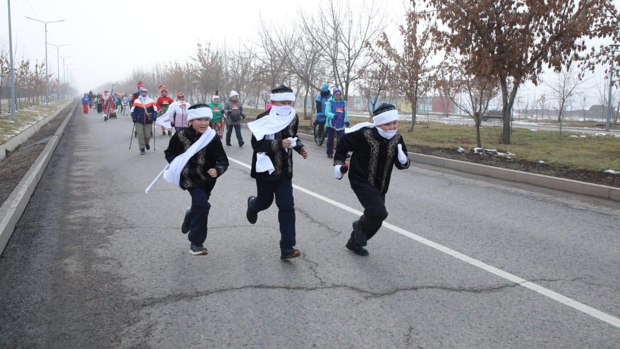 В Алматы прошёл предновогодний семейный забег под девизом «Одна цель. Один путь»