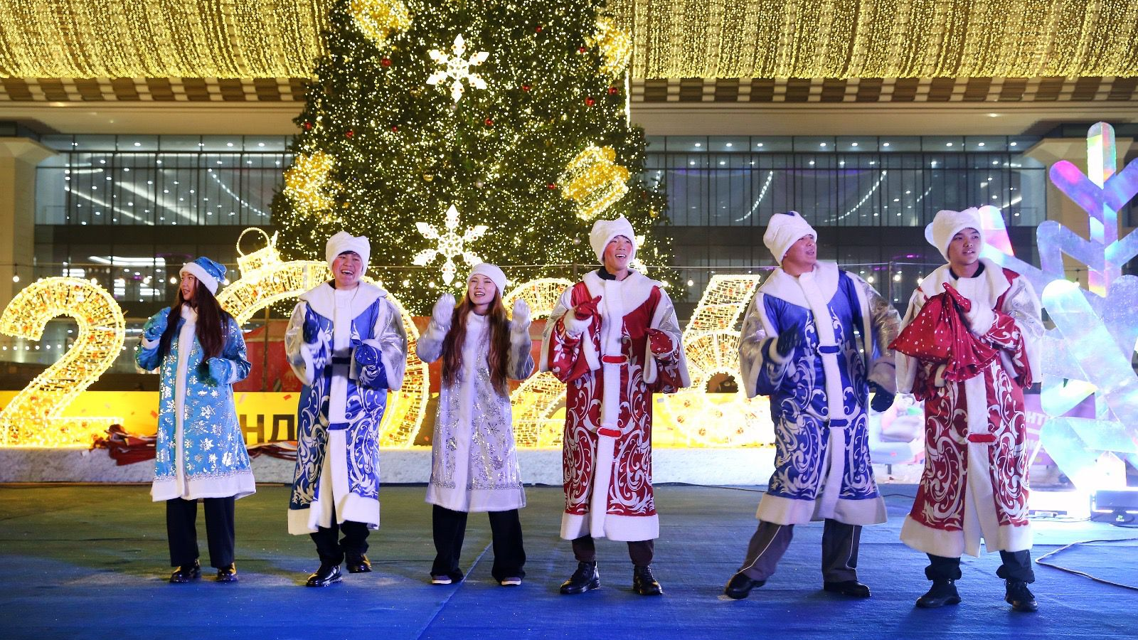 Новогодний гала-концерт на площади Абая собрал сотни алматинцев и гостей города