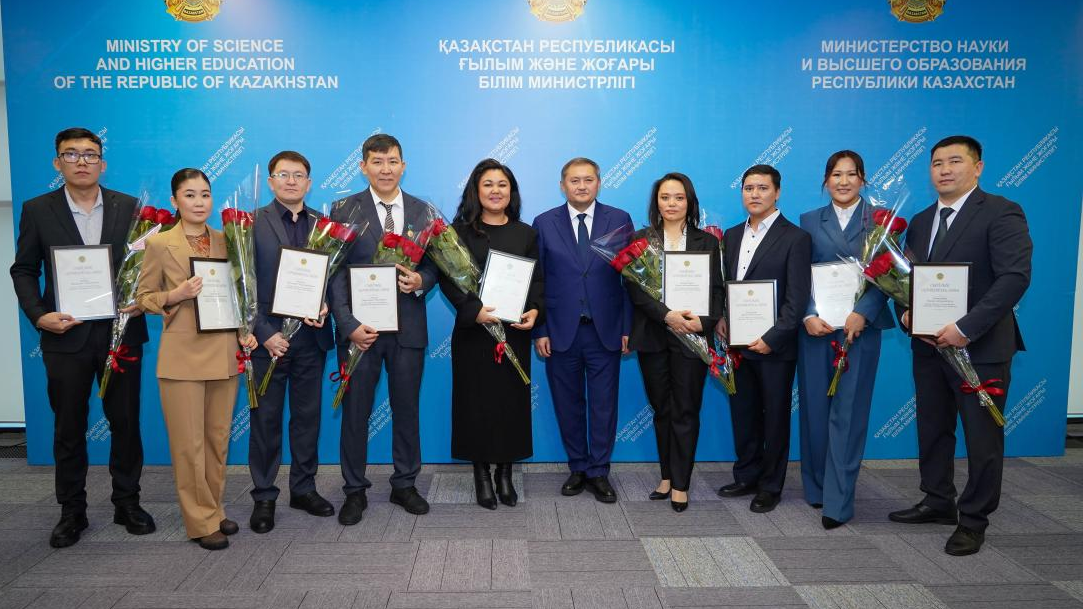 В Астане молодым ученым вручили сертификаты на квартиры