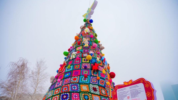В Астане возвели экоелку с казахской символикой