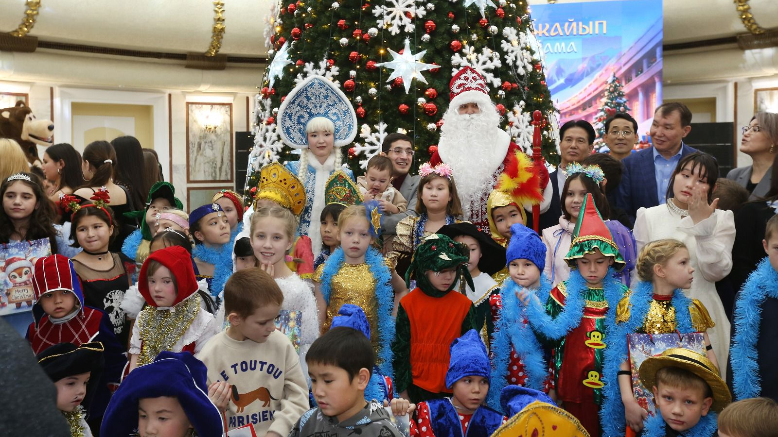 В Алматы новогодняя елка подарила праздник 400 воспитанникам соцучреждений