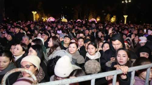 В Алматы на новогоднем концерте собралось более 50 тысяч человек