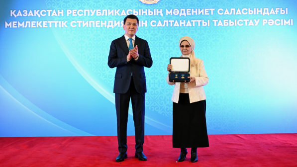 Золотую звезду и орден «Отан» вручили родственникам  «Халық қаһарманы» Бауыржана Момышулы