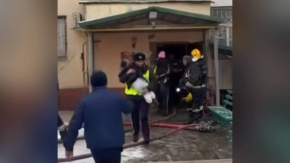 Сотрудники полиции спасли семью при пожаре в Талдыкоргане