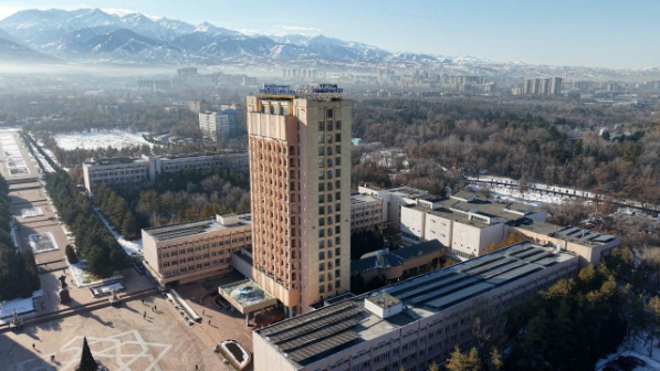 На крыше учебных корпусов КазНУ установлены солнечные панели
