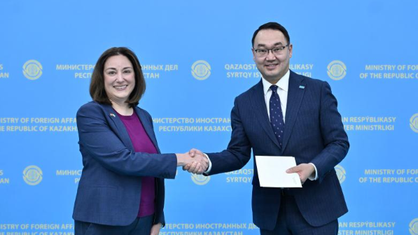 Вновь назначенный Посол США вручила копии верительных грамот